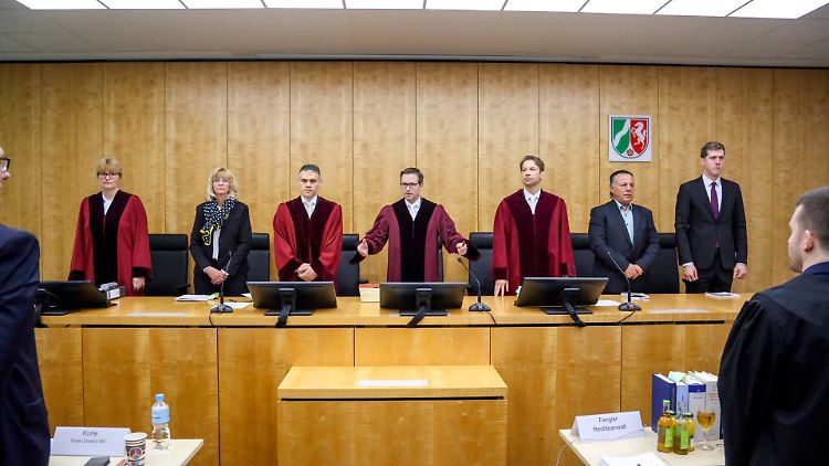 Die Richter des Oberverwaltungsgerichts in Münster setzen das Verfahren der AfD gegen die Bundesrepublik Deutschland, vertreten durch das Bundesamt für Verfassungsschutz, fort.