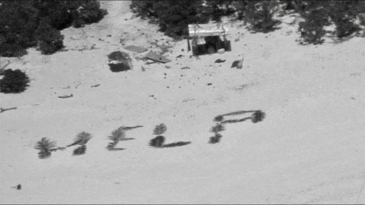 Mit einem "H-E-L-P"-Schriftzug machten die Schiffbrüchigen auf sich aufmerksam.