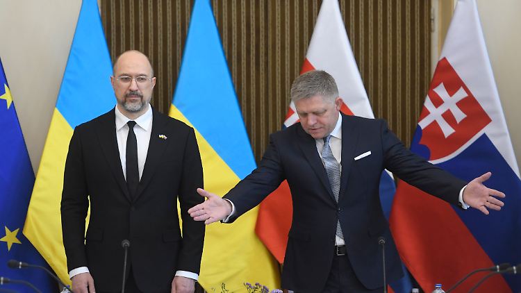 Robert Fico (r.), begrüßt den ukrainischen Ministerpräsident Denys Schmyhal bei einem Treffen slowakischer und ukrainischer Regierungsmitglieder.