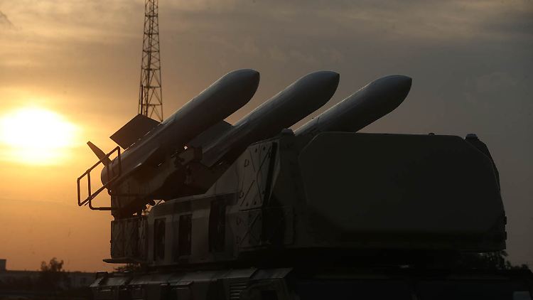 Schweres militärisches Gerät bei einer Übung der iranischen Armee.