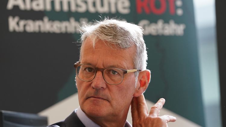 "Kalter Strukturwandel geht weiter": Der Chef der Deutschen Krankenhausgesellschaft hat eine ellenlange Liste mit Kritikpunkten. 