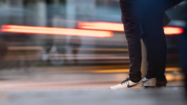 Lieber zweimal schauen: Bei Zusammenstößen mit Autos sind Fußgänger ungeschützt.