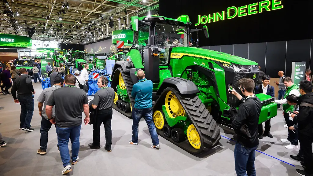 Ein-Grosstraktor-steht-am-Stand-von-John-Deere-auf-der-Landtechnik-Leitmesse-Agritechnica