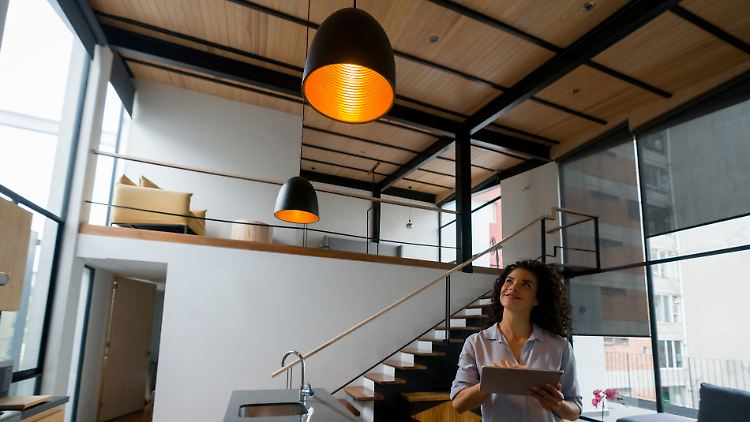Mit einem smarten Beleuchtungssystem wie dem von Philips Hue lässt sich das Zuhause noch komfortabler gestalten. Nutzer freuen sich aktuell dank eines Updates über neue Funktionen.