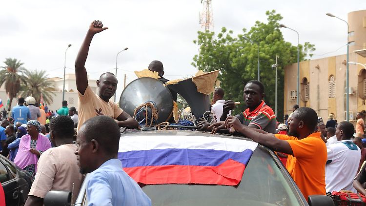 Demonstranten in Nigers Hauptstadt Niamey nach dem Militärputsch im vergangenen Sommer. Der Niger wendet sich wie zuvor seine Nachbarn Mali und Burkina Faso von den westlichen Partnern, insbesondere Ex-Kolonialmacht Frankreich, ab und Russland zu.