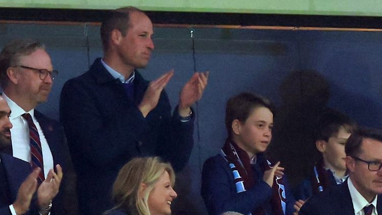 Prinz William und Prinz George beim Spiel von Aston Villa. 