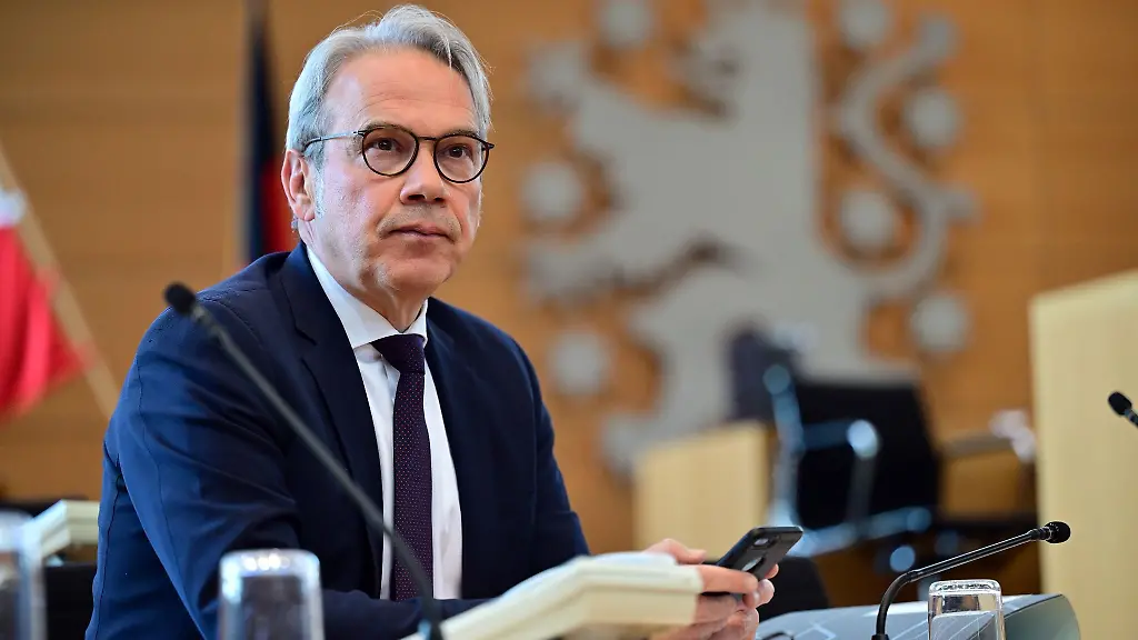 Georg-Maier-SPD-Innenminister-von-Thueringen-sitzt-im-Plenarsaal
