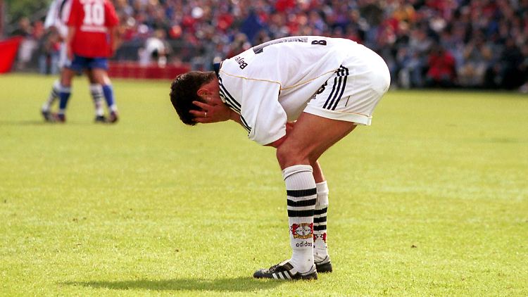 Michael Ballack konnte es nicht fassen: Bayer Leverkusen verspielt 2000 die Meisterschaft am letzten Spieltag.