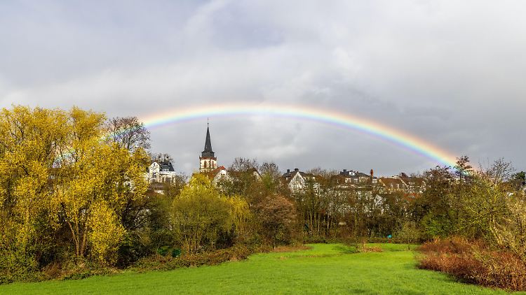Erst Schauer und dann wieder Sonne. Nach der ungewöhnlich warmen Osterwoche kommt bis Mai eine leichte Abkühlung.
