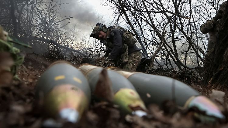 Ein Mitglied der ukrainischen Nationalgarde feuert mit einer Haubitze auf russische Stellungen.