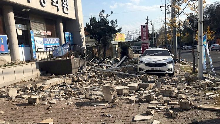 Trümmer liegen am 15.11.2017 in Pohang vor einem Gebäude. Ein Erdbeben der Stärke 5,4 hatte den Südosten Südkoreas erschüttert. 