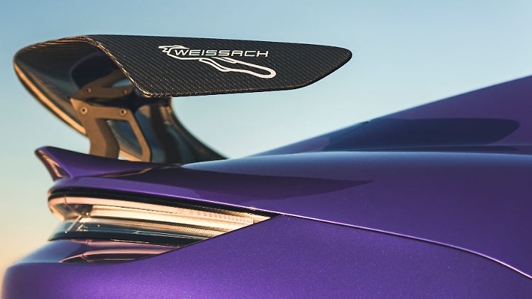 Der große Sichtcarbon-Spoiler trägt das Logo des Weissach-Pakets. Der Athlet glänzt mit 220 Kilogramm Abtrieb.