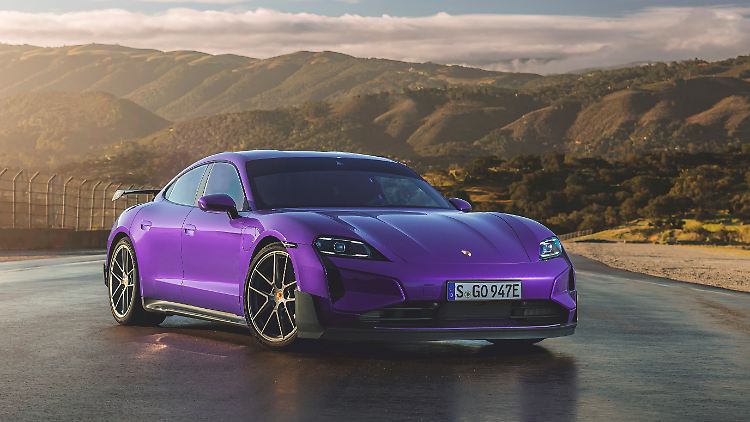 Ausgefallene Farbgebungen machen den an sich schlicht wirkenden Porsche Taycan spannender. Hunderte Töne sind erhältlich.