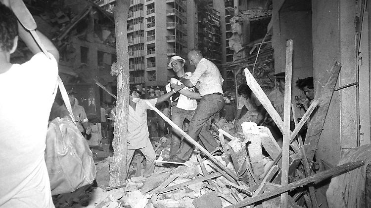 Ersthelfer suchen Verschüttete in den Trümmern der israelischen Botschaft am 17. März 1992.