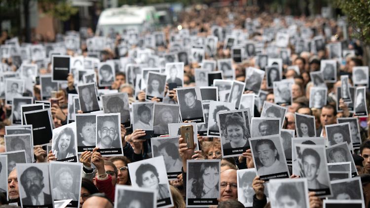 Tausende Menschen gedenken 2019 anlässlich des 25. Jahrestages der 85 Menschen, die bei dem Anschlag auf das jüdische Zentrum in Buenos Aires am 18. Juli 1994 getötet wurden.