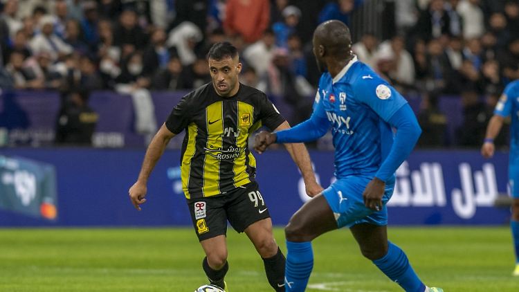 Abderrazak Hamdallah (l.) traf zunächst zum Ausgleich, nach der Finalniederlage kam es dann zu einer üblen Szene.
