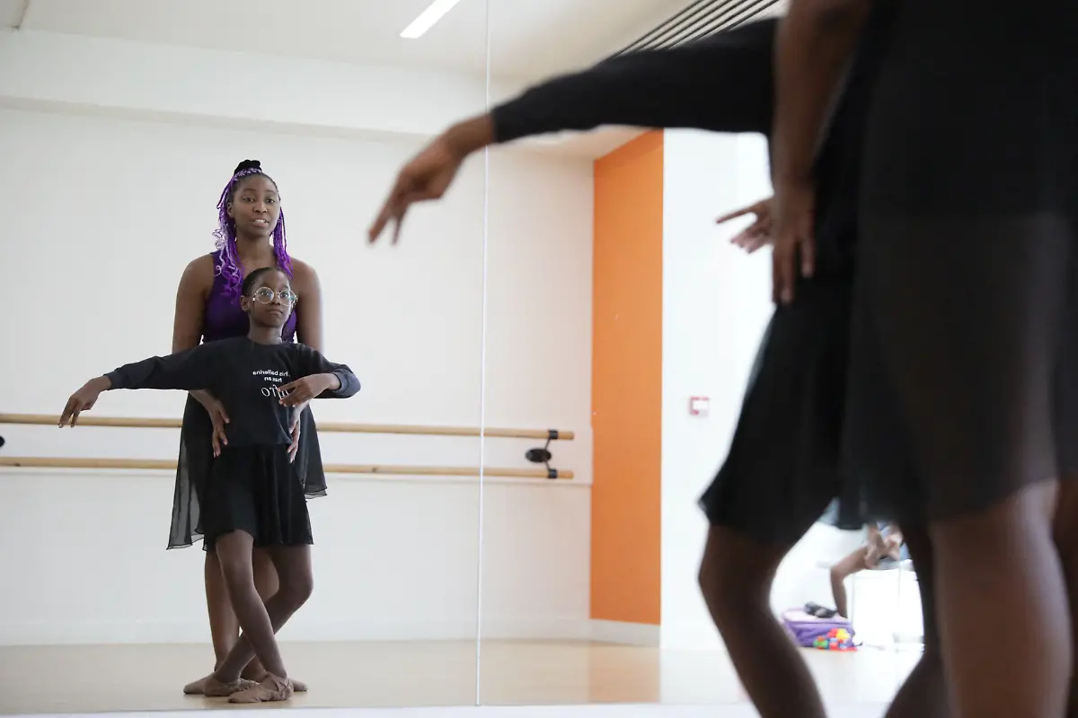 Ruth-Essel-teaches-Kioni