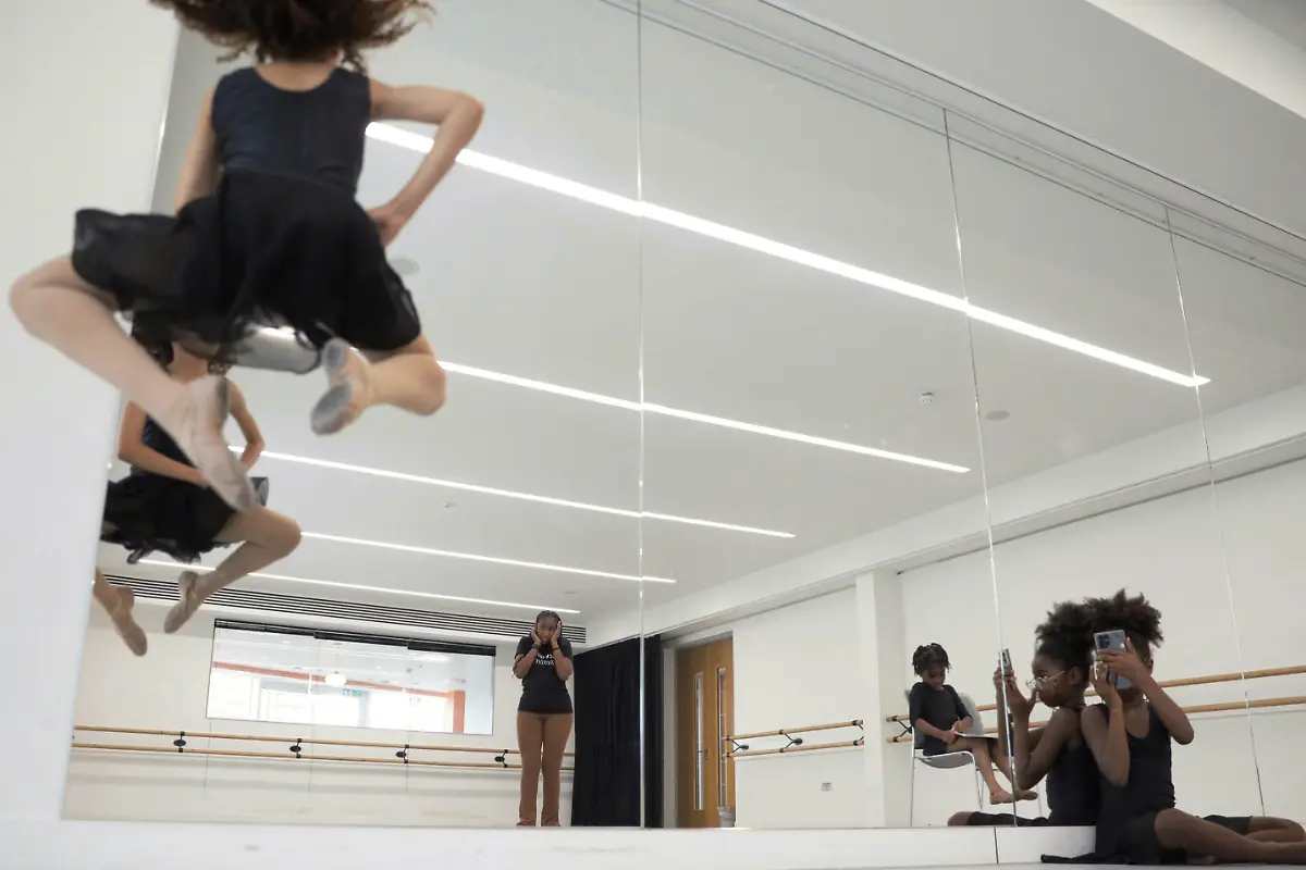 2023-10-02T081104Z-1665757446-RC24H2AQVRUE-RTRMADP-3-BRITAIN-BALLET-DIVERSITY-1