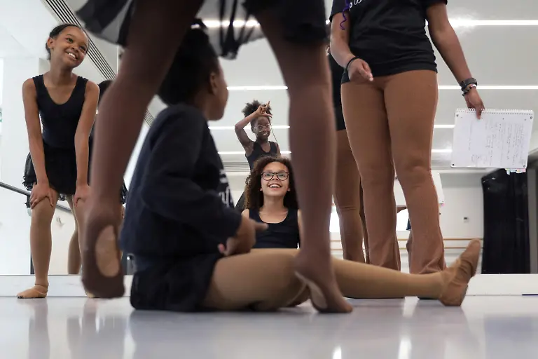 2023-10-02T081101Z-2000010334-RC25H2A29G3O-RTRMADP-3-BRITAIN-BALLET-DIVERSITY