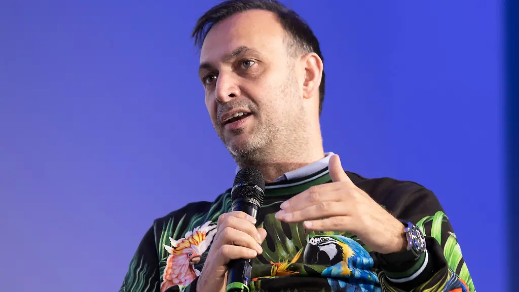 Bob-Hanning-Geschaeftsfuehrer-der-Fuechse-Berlin-spricht-waehrend-einer-Podiumsrunde