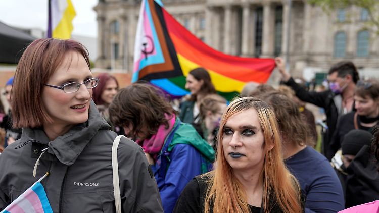 Unterstützungsproteste vor dem Bundestag, am Rande der Debatte.