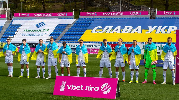 Spieler von Dynamo Kiew stellen sich am 8. April vor dem Spiel gegen den FC LNS Tscherkassy auf.