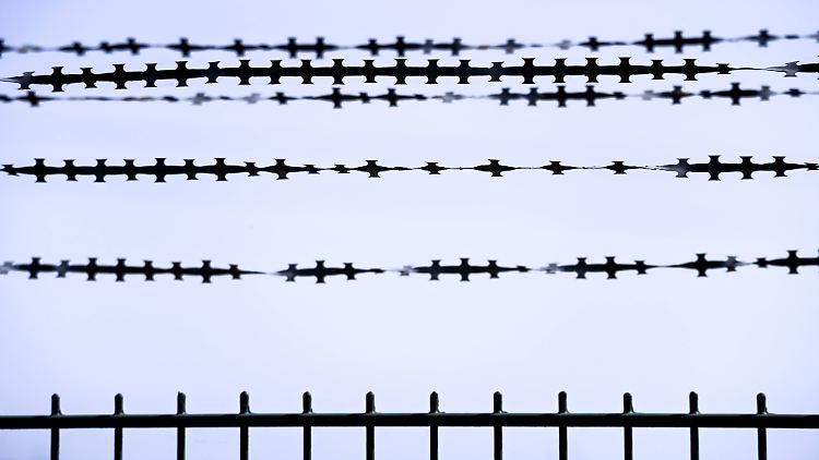 Die EU ist an einem Punkt, an dem es offenbar als leichter angesehen wird, mit dem tunesischen Präsidenten zu verhandeln, als untereinander die bessere Behandlung von Asylsuchenden zu erwirken.