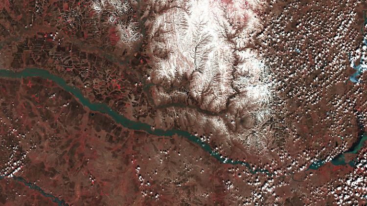 Satellitenfoto vom 11. April: In den Höhenlagen des Ural liegt noch Schnee.