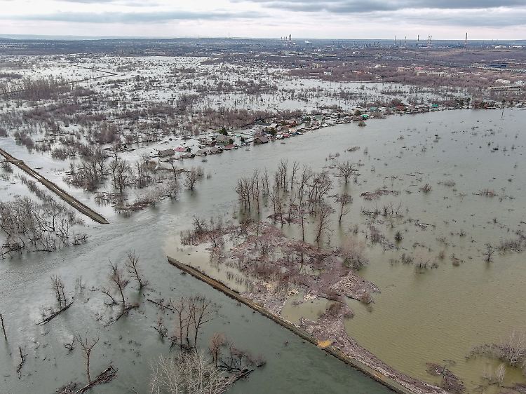 Dammbruch bei Orsk: Tiefer liegende Wohngebiete stehen unter Wasser.