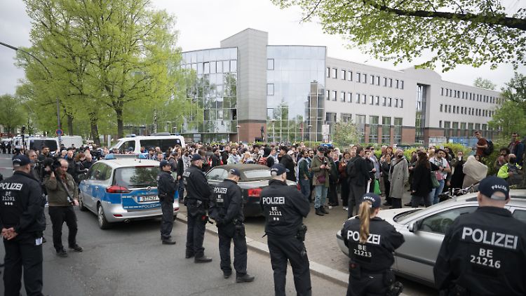 Zu dem dreitägigen internationalen Treffen unter dem Motto "Wir klagen an" hatten diverse propalästinensische Gruppen und Initiativen eingeladen.