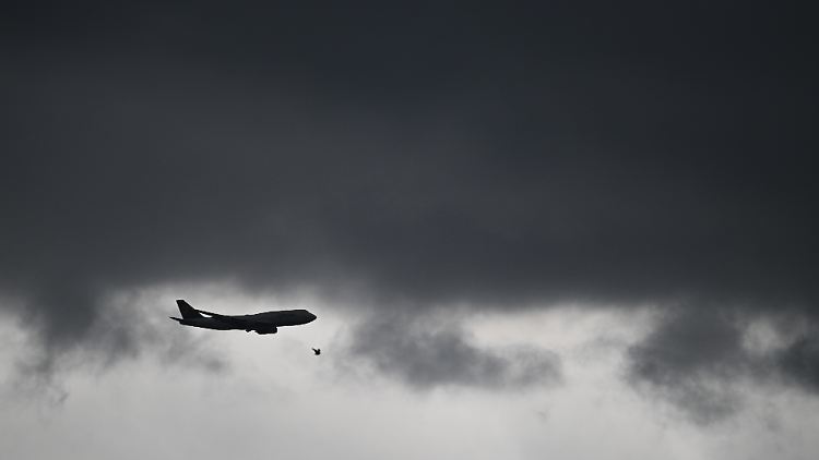 Zuvor hatte die Fluggesellschaft bereits angekündigt, ihre Flüge in die iranische Hauptstadt bis Samstag auszusetzen.​
