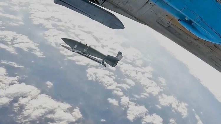 Abwurf einer Fliegerbombe durch eine russische Su-34 über der Ukraine.   