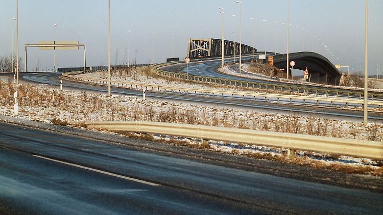 Wissings Vorstoß erinnert an die wegen einer anhaltenden Ölkrise 1973 verhängten autofreien Sonntage. Hier ein Blick auf eine damals leere Autobahnzufahrt bei Kiel.