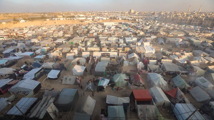 Zeltstadt in Rafah: NRW-Landespolitiker bereiten sich auf steigende Flüchtlingszahlen aus Nahost vor.