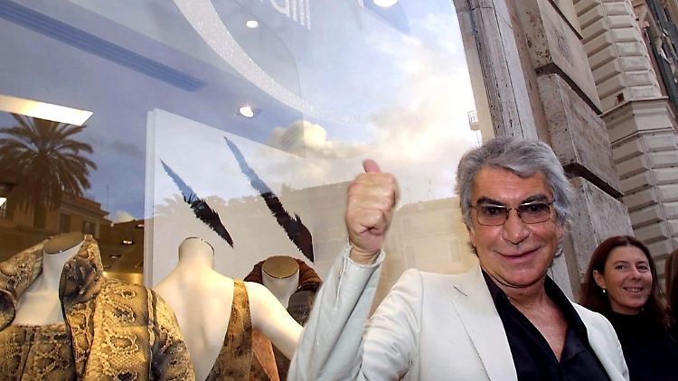 Roberto Cavalli bei der Eröffnung vor seinem neuen Shop "Just Cavalli" im Juli 2002 in Rom.