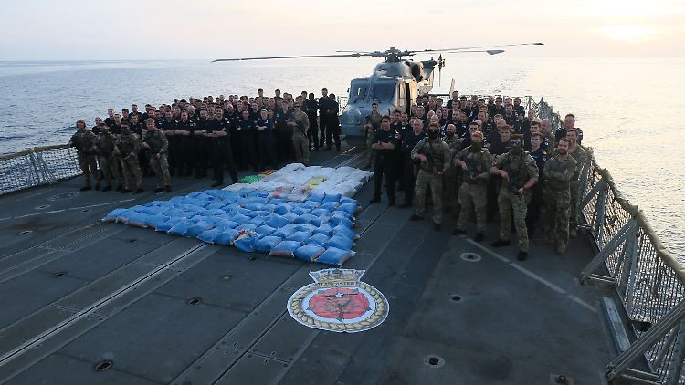 Das britische Verteidigungsministerium veröffentlichte dieses Foto des Kriegsschiffs HMS Lancaster, auf dem der Drogenfund zu sehen ist.