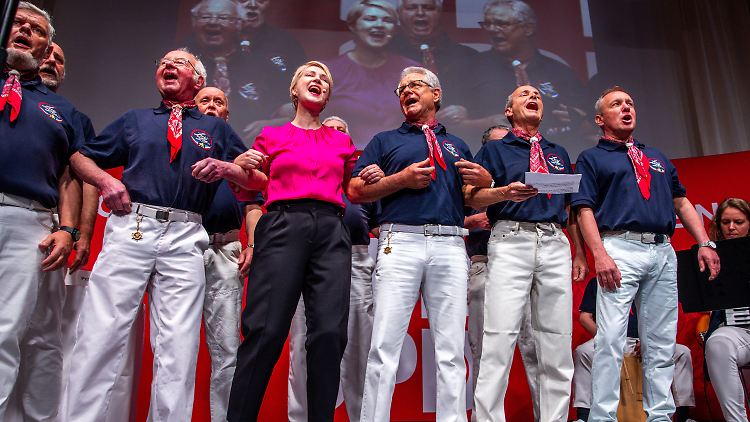 Etwas Folklore vor der Wahl: Schwesig mit Shanty-Chor beim Landesparteitag.