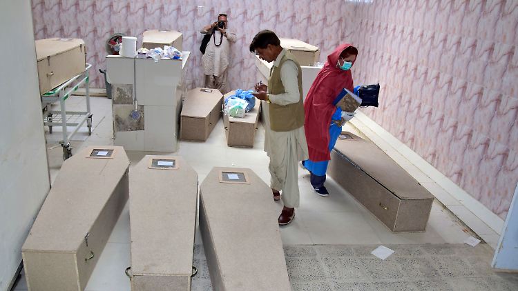 Ein Mitarbeiter des Krankenhauses in Quetta, der Hauptstadt der Provinz Belutschistan, notiert Informationen vor den Särgen der Ermordeten.