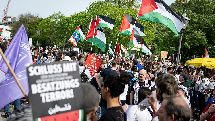Sympathisanten demonstrieren am Tag nach der Auflösung des "Palästina-Kongresses" in Berlin-Mitte gegen die Aktion.