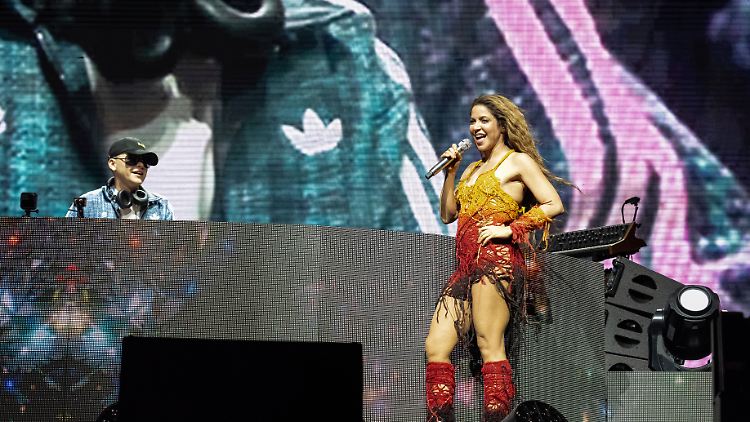 Während der Performance des argentinischen DJ-Stars Bizarrap tauchte Shakira unangekündigt auf der Bühne auf. 