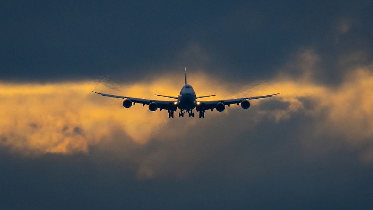 Aus Sicherheitsgründen angesichts der angespannten Lage zwischen dem Iran und Israel umfliegen mehrere Fluggesellschaften den Luftraum des Irans. 