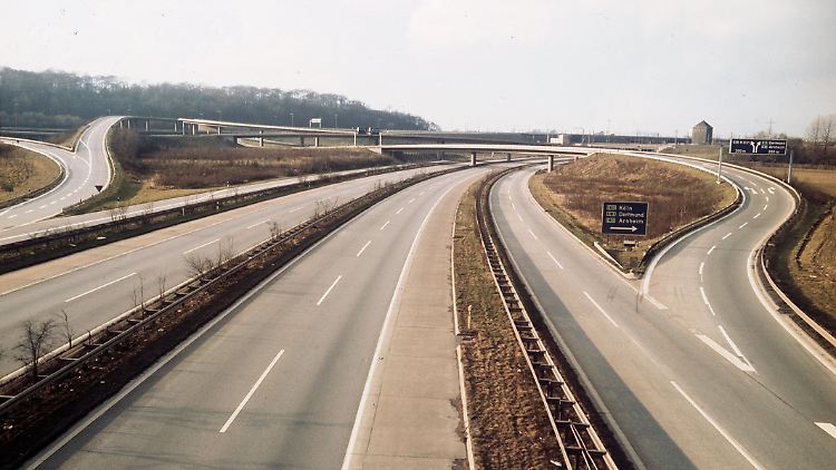 Historisches Vorbild: In den 70er-Jahren verhängte die Bundesregierung mehrfach Fahrverbote wegen der damaligen Ölkrise. Wenn es zu einer Neuauflage kommt, sind laut FDP die Grünen schuld. 