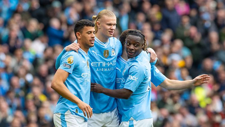 Erling Haaland (Mitte) und Kollegen führen erstmals in diesem Jahr die Premier League an.