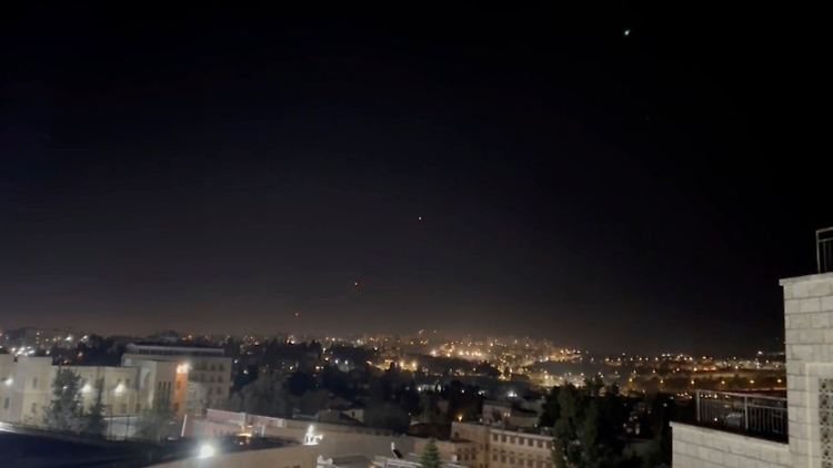 Abfangraketen treffen Drohnen über Jerusalem.