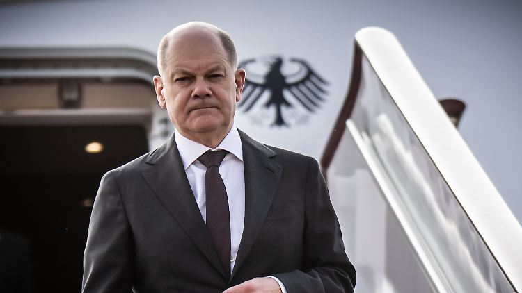Zur falschen Zeit am falschen Ort? Scholz steigt am m Flughafen von Chongqing aus dem Flieger. 
