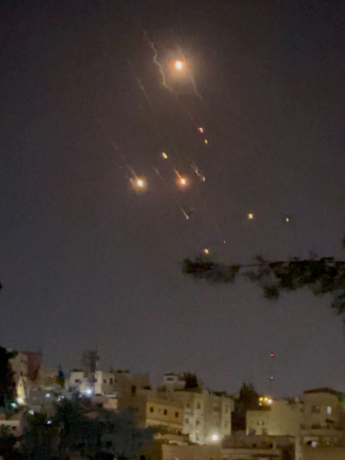 Die Drohnen und Raketen aus dem Iran flogen auch über Jordanien - Blick in den Himmel über Amman in der Nacht zu Sonntag.
