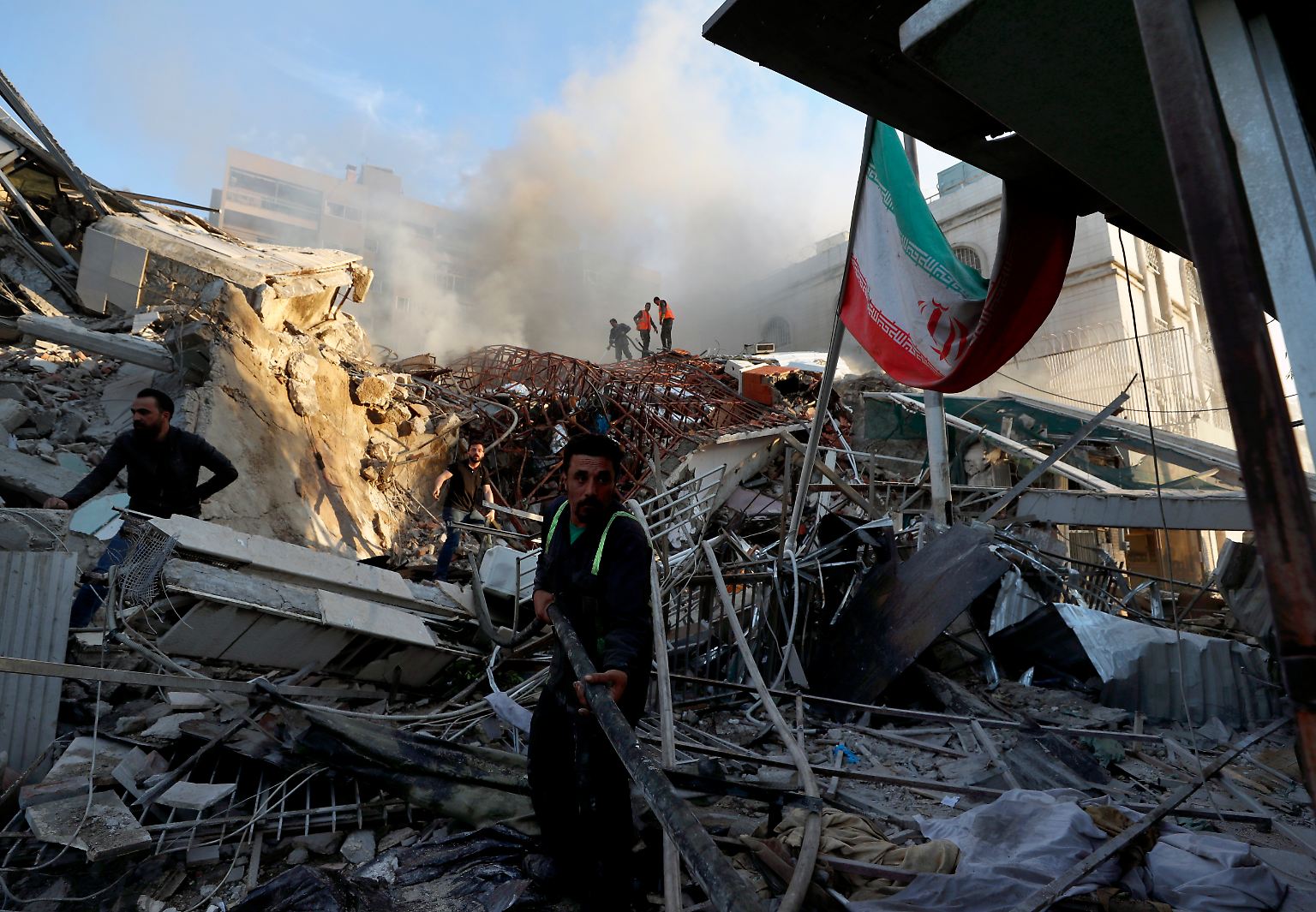 Am 1. April schlagen Raketen in der iranischen Botschaft in Syrien ein. 