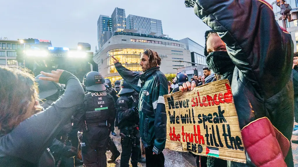 Eine-Pro-Palaestina-Demo-in-Frankfurt-am-Main-im-Oktober-Gegen-die-Demonstrierenden-wurden-Wasserwerfer-eingesetzt