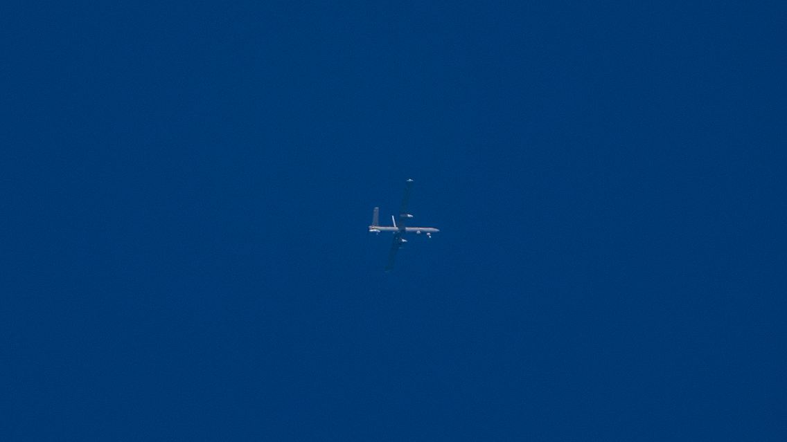 Eine unbemannte Drohne der israelischen Luftwaffe fliegt über Israel, offenbar, um mögliche Bedrohungen zu erkennen.