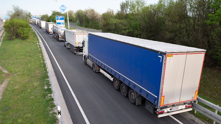 LKW parken auf der Zufahrt zur Raststätte Dresdner Tor Süd an der Autobahn 4, weil nicht ausreichend Parkplätze frei sind. 